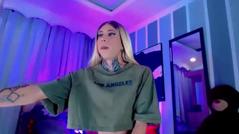 oliviahot01 online show from June 6, 1:11 am