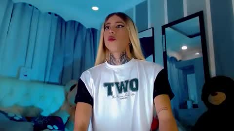 oliviahot01 online show from June 3, 1:30 am