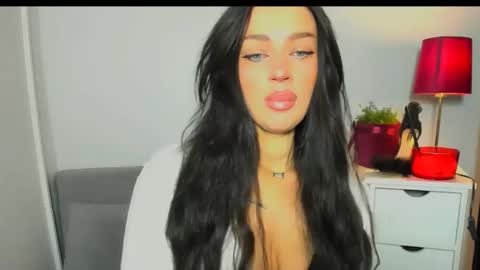 OliviaWomen online show from February 9, 7:23 am