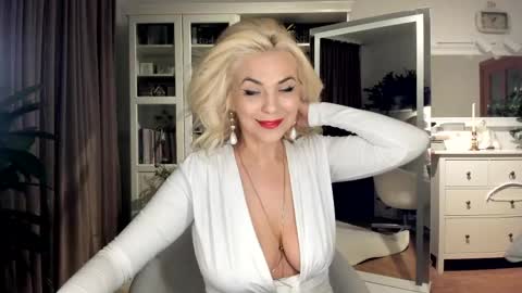 ollalla7 online show from April 18, 7:07 pm