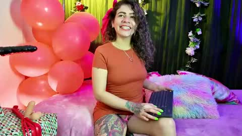 Snapshot of oriana_thomson2 chatting on February 16, 1:47 am Oriana online show from February 16, 1:47 am