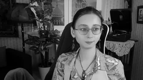Snapshot of orianna_blade chatting on December 28, 5:46 pm Orianna -  Hi Im into geek culture cosplay crafting LARP games. Shall we play DnD online show from December 28, 5:46 pm