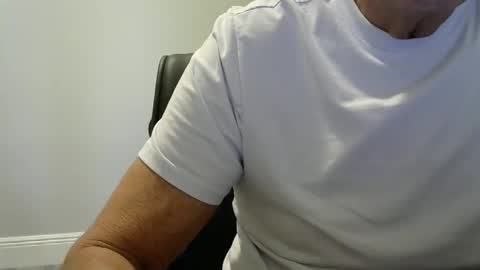 Snapshot of ossibottom chatting on October 18, 9:41 pm Ossi online show from October 18, 9:41 pm