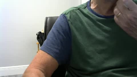 Snapshot of ossibottom chatting on October 9, 1:44 am Ossi online show from October 9, 1:44 am