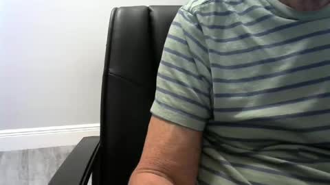 Snapshot of ossibottom chatting on September 17, 1:42 am Ossi online show from September 17, 1:42 am