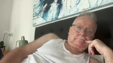 ozhairybearxxxx online show from December 15, 1:46 am