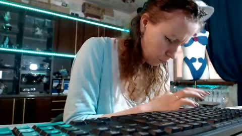 Ella online show from April 22, 8:32 am