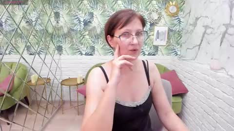Snapshot of paris_cherry chatting on December 9, 11:24 pm Paris online show from December 9, 11:24 pm