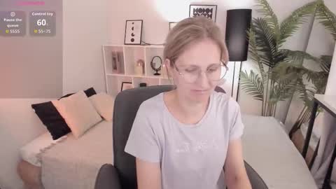 Snapshot of paris_cherry chatting on October 12, 8:10 pm Paris online show from October 12, 8:10 pm