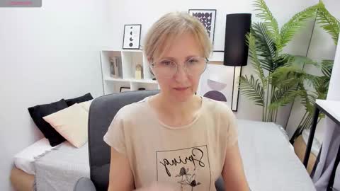 Snapshot of paris_cherry chatting on October 13, 8:22 pm Paris online show from October 13, 8:22 pm