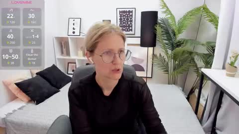 Snapshot of paris_cherry chatting on October 14, 9:29 pm Paris online show from October 14, 9:29 pm