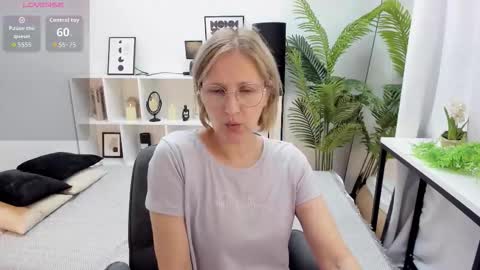 Snapshot of paris_cherry chatting on September 22, 7:51 pm Paris online show from September 22, 7:51 pm