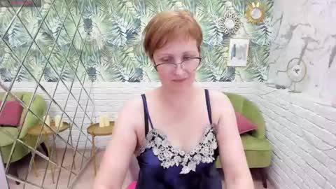 Snapshot of paris_cherry chatting on February 2, 2:27 am Paris online show from February 2, 2:27 am