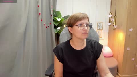 Snapshot of paris_cherry chatting on February 18, 4:47 pm Paris online show from February 18, 4:47 pm