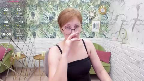Snapshot of paris_cherry chatting on March 8, 1:50 am Paris online show from March 8, 1:50 am