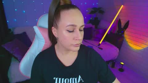 Dia  online show from December 4, 2:33 am