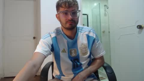 Snapshot of peter_x_annaud chatting on February 4, 10:24 pm FELIPE online show from February 4, 10:24 pm