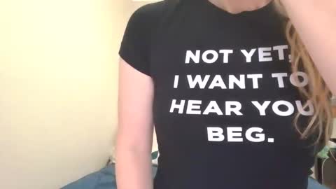 Snapshot of petite_cupcake chatting on January 6, 2:37 am Little cupcake online show from January 6, 2:37 am