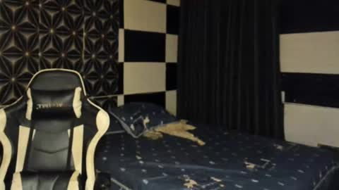 Snapshot of philhotbody chatting on February 14, 10:17 am AJ online show from February 14, 10:17 am