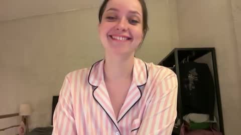 Snapshot of pileacadieri__ chatting on March 12, 11:42 am Trisha     online show from March 12, 11:42 am