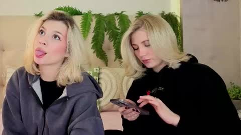 Snapshot of pinkadele chatting on September 25, 10:11 am Adele online show from September 25, 10:11 am