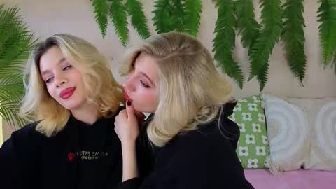 Snapshot of pinkadele chatting on October 17, 9:24 am Adele online show from October 17, 9:24 am