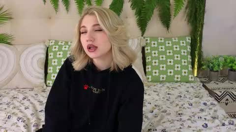 Snapshot of pinkadele chatting on October 6, 7:37 am Adele online show from October 6, 7:37 am