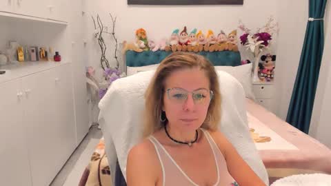 Snapshot of prettyblackeyes chatting on October 7, 6:31 am wilma online show from October 7, 6:31 am