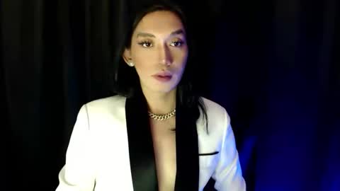 Queen Lucifer online show from November 6, 5:05 pm