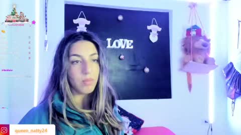 Snapshot of queen_natttyy chatting on January 4, 6:41 am queen_natttyy online show from January 4, 6:41 am