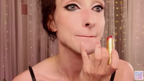 Snapshot of queen_of_tease chatting on October 13, 4:53 pm queen_of_tease online show from October 13, 4:53 pm