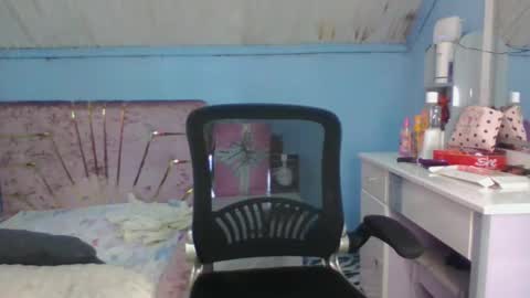 queennih online show from April 13, 1:26 pm