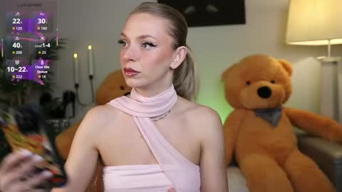 Nova Hollis online show from December 4, 5:40 am