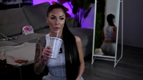 Raquelle online show from April 19, 8:15 am