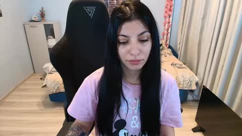 raven_haired_goddess online show from April 27, 6:33 am