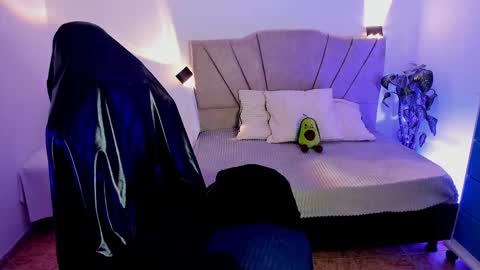 ravencollen online show from November 4, 3:24 pm