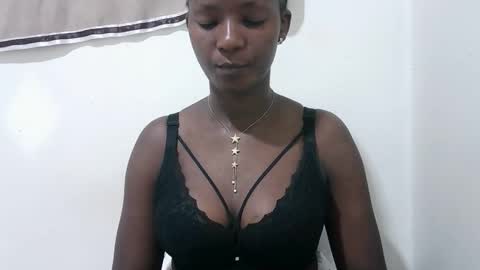 Snapshot of realqueen_ chatting on October 22, 5:47 pm queen online show from October 22, 5:47 pm