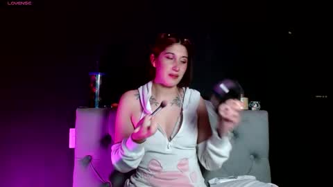 IG   OF red moonn online show from February 10, 6:05 am