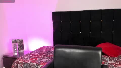 renatawilsom online show from April 18, 1:51 am