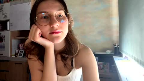 Mia online show from May 5, 11:16 am