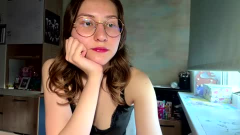 Mia online show from May 6, 3:40 pm