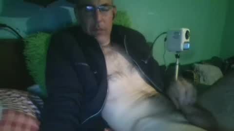 reyes_albert2006 online show from April 19, 6:10 pm