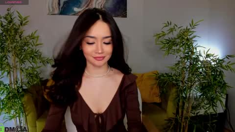 Layla online show from April 1, 9:10 am