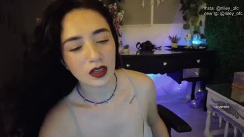 Independent model online show from July 10, 8:08 am