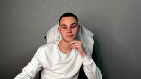 robert10211 online show from December 1, 6:17 pm