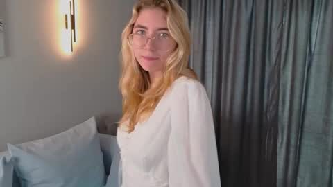 Snapshot of rosa_jones_ chatting on October 22, 12:07 pm Emma online show from October 22, 12:07 pm