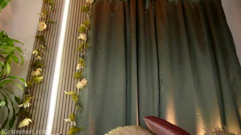 Stephani online show from April 30, 8:03 pm