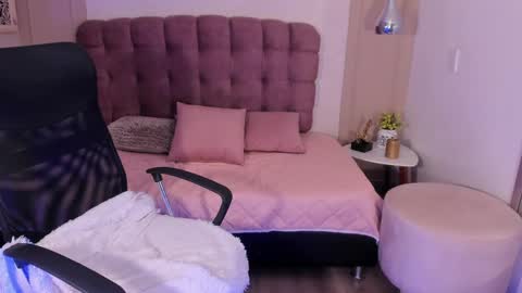 Rose Taylor online show from April 25, 2:25 pm