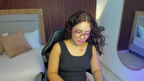 rossie_lanie_ online show from April 22, 7:54 pm