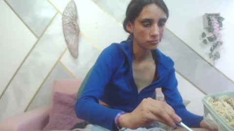 Snapshot of roxana_cyrano chatting on December 4, 7:39 pm online show from December 4, 7:39 pm